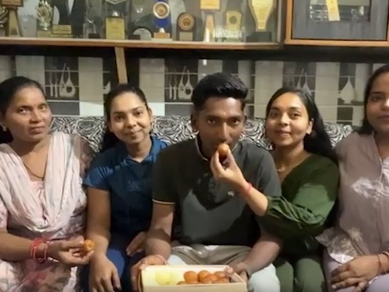 छोले कुलचे बेचने वाले का बेटा अब टीम इंडिया के लिए लगाएगा चौके-छक्के, अंडर-19 क्रिकेट टीम में अर्जुन का चयन 