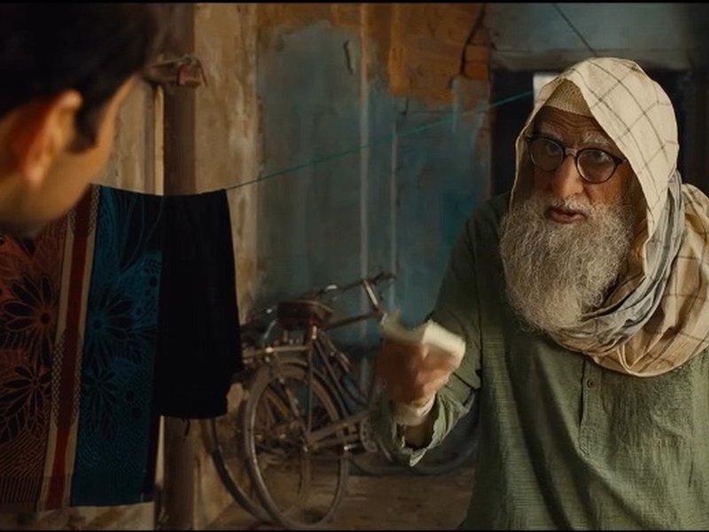 Shoojit Sircar celebrates 6 years of 'Gulabo-Sitabo' 