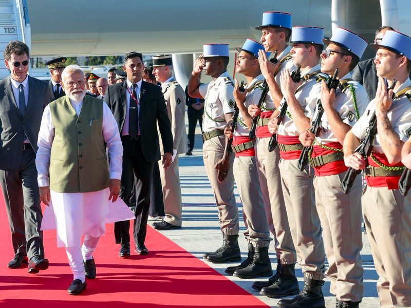 पीएम मोदी पहुंचे फ्रांस, राष्ट्रपति मैक्रों से होगी खास मुलाकात; 'भारत इनोवेट्स 2026' का करेंगे उद्घाटन