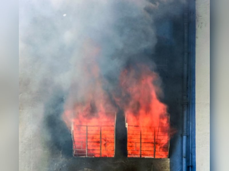 Fire breaks out at restaurant near Kalkaji–Govind Puri flyover in South Delhi; elderly woman rescued