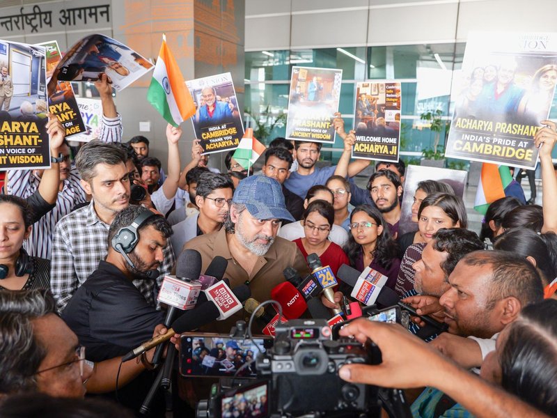 यूके संसद, ऑक्सफोर्ड और कैम्ब्रिज संबोधन के बाद स्वदेश लौटे आचार्य प्रशांत, दिल्ली में भव्य स्वागत