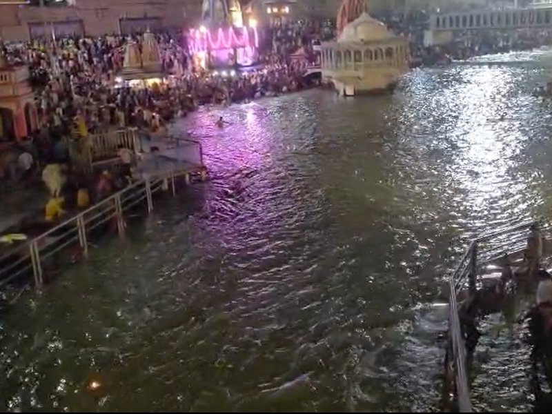 Massive surge of faith in Haridwar on Somvati Amavasya; devotees throng Ganga ghats