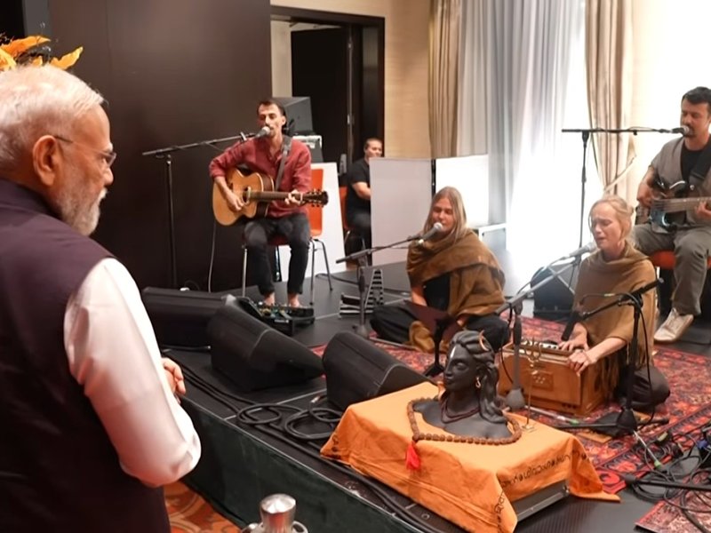 PM Modi welcomed with soulful cultural presentation by Slovak musical group 