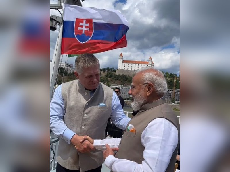प्रधानमंत्री मोदी की ओर से उपहार में दी जैकेट पहनकर आए पीएम फित्सो, खुश होकर दोनों नेता म‍िले गले