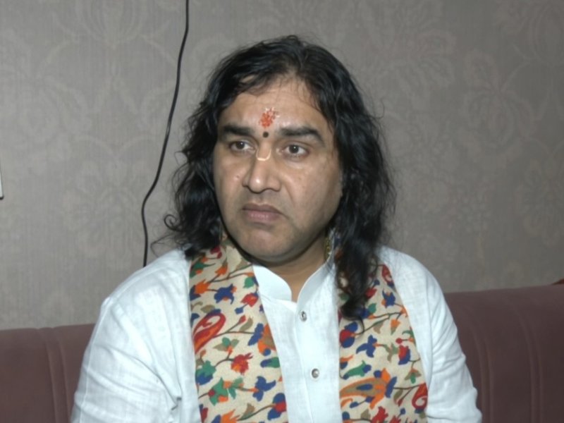 कथावाचक देवकीनंदन ठाकुर ने रात में विवाह की परंपरा पर उठाए सवाल, मंदिरों के लिए 'सनातन बोर्ड' बनाने की मांग