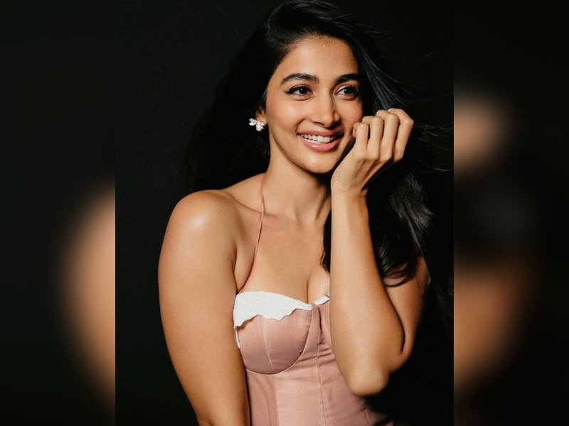Pooja Hegde aces walking backwards on a treadmill in style 