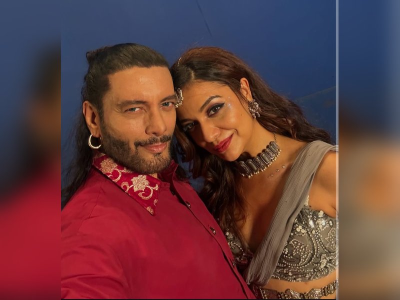 Divya Agarwal poses with Akashdeep Saigal on ‘Naagin’ set, says she’s glad to know Priyanka Chahar Choudhary