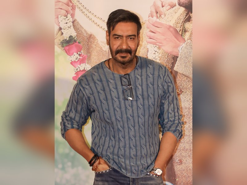 When Ajay Devgn revealed that a stranger lived in Sanjay Mishra's house for 4 years