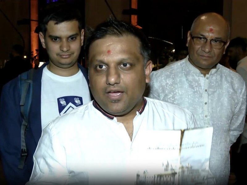 पेरिस में पीएम मोदी के स्वागत पर भारतीय समुदाय ने जताई खुशी, फ्रांस में पहले हिंदू मंदिर निर्माण पर किया गर्व