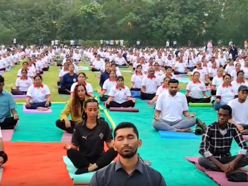 गुजरात: गिफ्ट सिटी में अंतर्राष्ट्रीय योग दिवस का भव्य आयोजन, 1,500 से अधिक लोगों ने लिया भाग