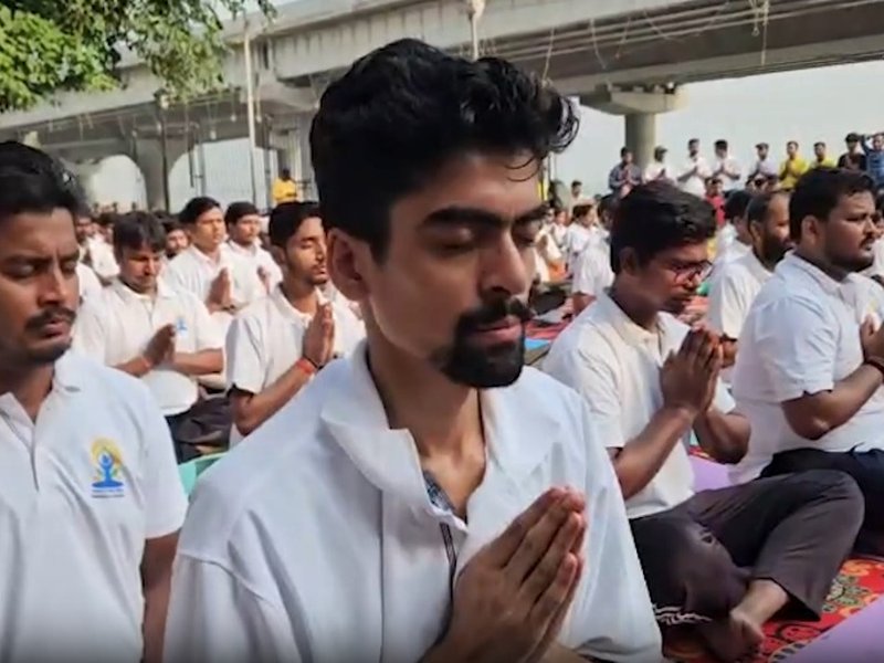 गंगोत्री से गंगासागर तक योग यात्रा, पटना के एनआईटी घाट पर लोगों ने एक साथ किया योगाभ्यास