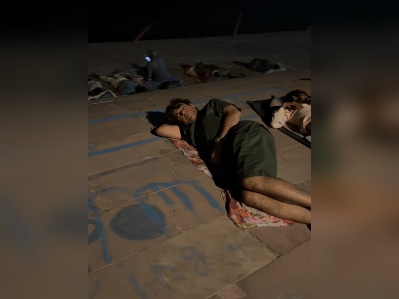 Sunil Grover sleeps on the road near a riverbank amidst many devotees