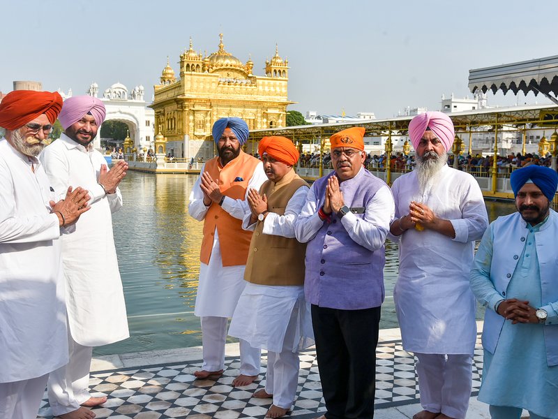 Amritsar: BJP National President Nitin Nabin, with Punjab BJP President Kewal Singh Dhillon and BJP National General Secretary Tarun Chugh, pays respects at the Golden Temple in Amritsar, Punjab, on Saturday, June 20, 2026. (Photo: IANS)