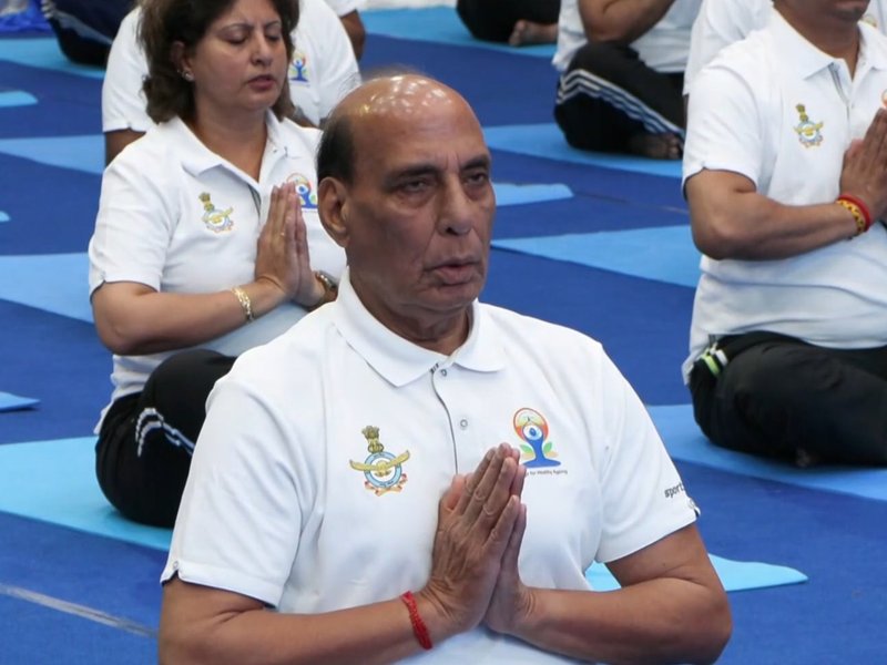 'भारत की सांस्कृतिक विरासत बनी वैश्विक जन-आंदोलन', योग दिवस पर राजनाथ और शाह समेत कई नेताओं ने दी शुभकामनाएं