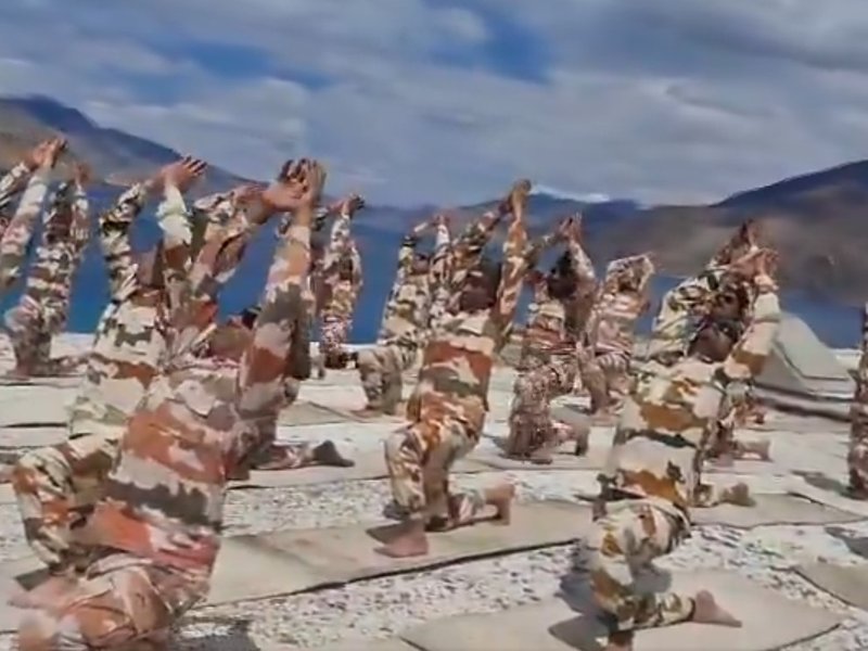 14,000 फीट की ऊंचाई से लेकर समुद्र की गहराई में योगाभ्यास, नौसेना और केंद्रीय बलों ने मनाया योग दिवस