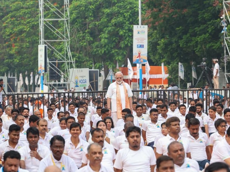 कोलकाता में योग दिवस कार्यक्रम का समापन, पीएम मोदी बोले- 'लोगों ने निभाया आदर्श नागरिक का कर्तव्य'