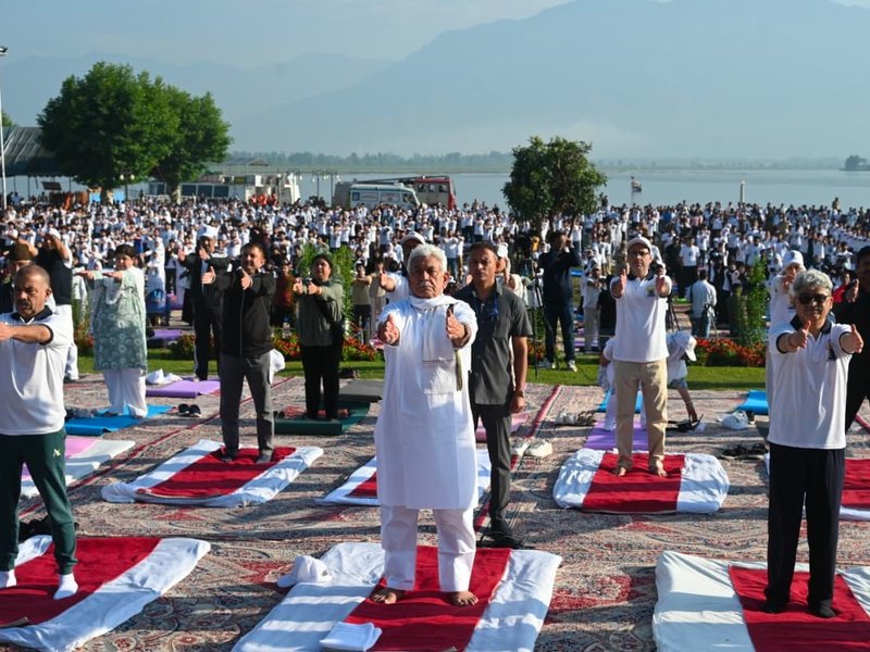 J&K L-G Sinha leads hundreds of Yoga enthusiasts on Dal Lake bank