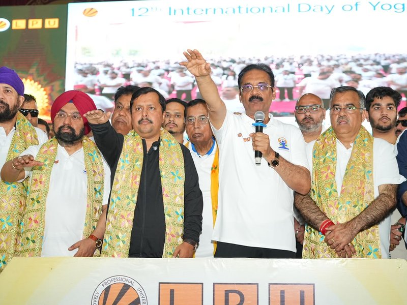 योग दिवस समारोह : राज्यसभा सांसद डॉ. अशोक कुमार मित्तल ने 12,000 लोगों के साथ किया योग 