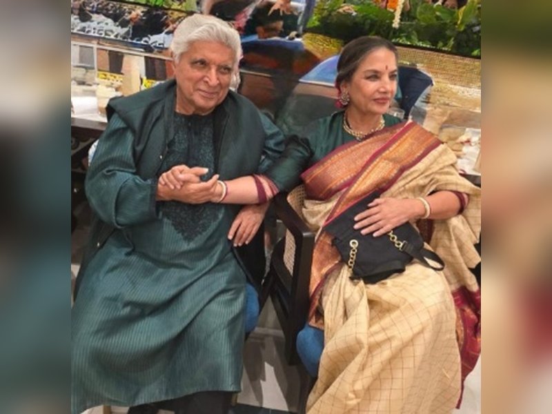 Shabana Azmi, Javed Akhtar sit hand-in-hand as Farhan Akhtar’s ‘Tum ho toh’ plays in background 