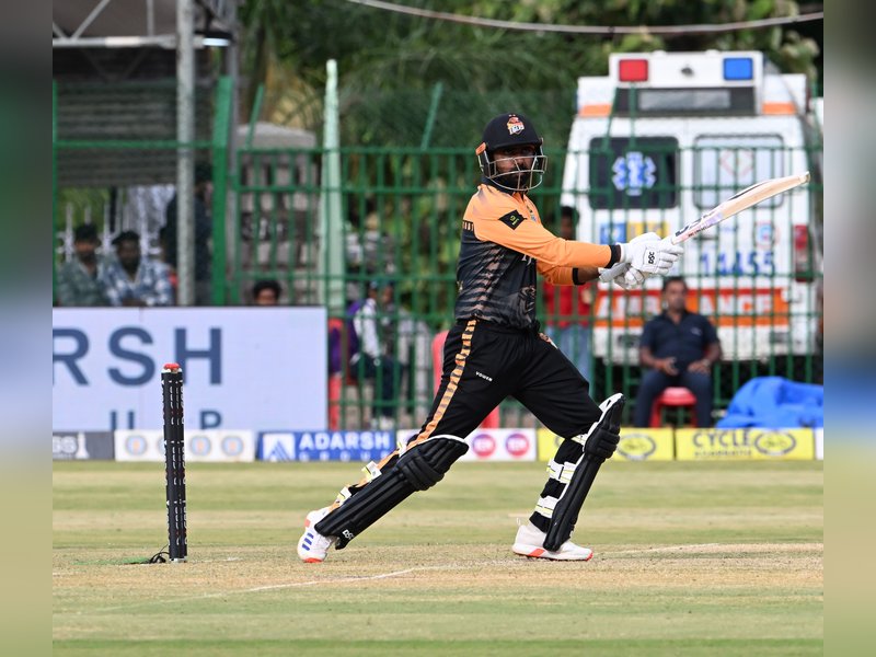 Skipper Aneeshwar Gautam leads Hubli Tigers to seven-wicket win over defending champions Mysore Warriors in the Maharaja Trophy KSCA T20 tournament in Mysuru on Monday. Photo credit: KSCA