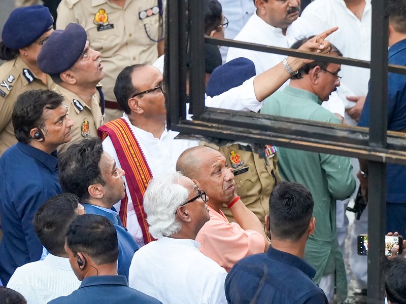 लखनऊ अग्निकांड : दो सदस्यीय एसआईटी का गठन, 7 दिन में सौंपेगी रिपोर्ट, सीएम योगी ने रद्द किए सभी सरकारी कार्यक्रम