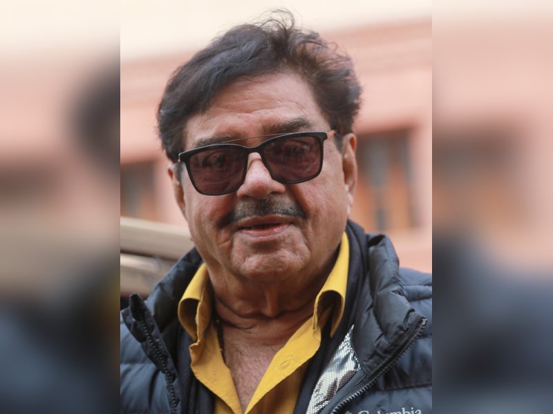 Shatrughan Sinha recalls Shashi Kapoor being the most cheerful on sets of their 1973 movie 'Aa Gale Lag Jaa'