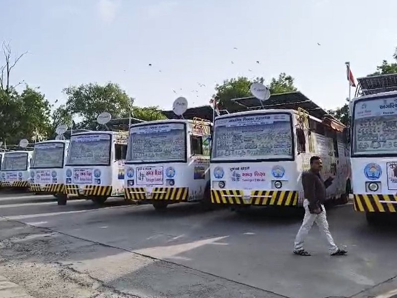 गुजरात में स्कूल प्रवेश महोत्सव की शुरुआत, स्कूल ऑन व्हील्स बसों का लोकार्पण