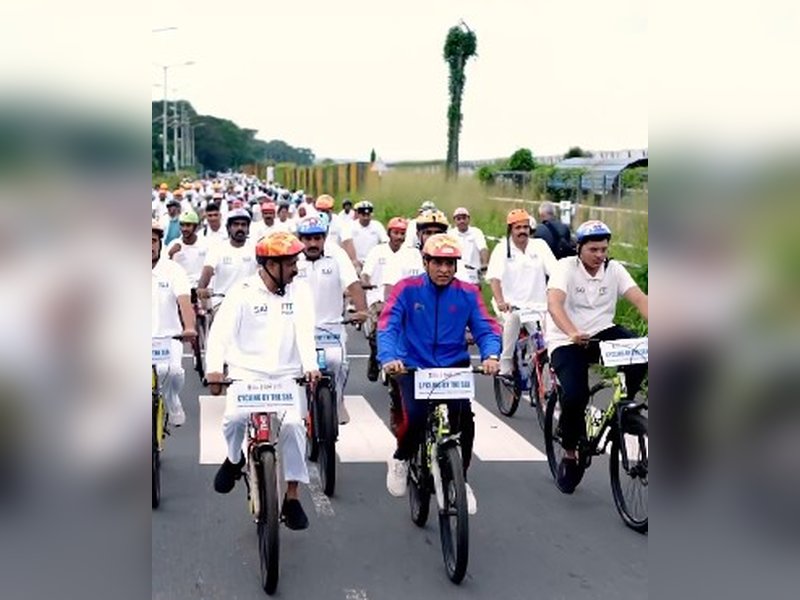तिरुवनंतपुरम: डॉ. मनसुख मांडविया ने 'साइकिलिंग बाय द सी' कार्यक्रम में हिस्सा लिया 