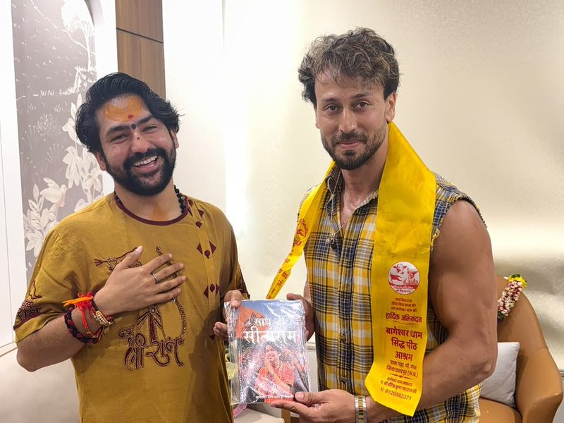 बागेश्वर बाबा से मिले टाइगर श्रॉफ, बालाजी पर फिल्म बनाने की योजना पर हुई चर्चा