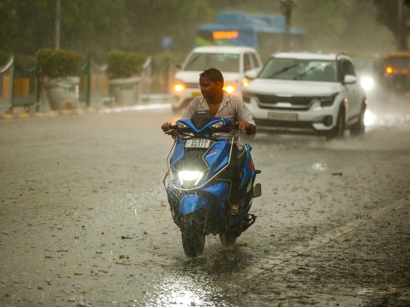 दिल्ली-एनसीआर में मौसम ने ली करवट, धूल भरी आंधी और बारिश का कहर; रेड अलर्ट जारी