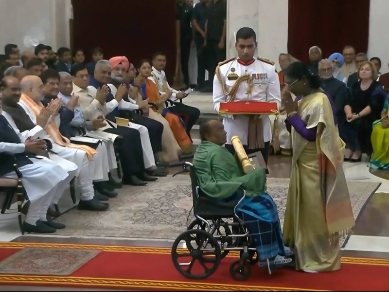 Shibu Soren conferred Padma Bhushan posthumously, wife receives honour from Prez Murmu
