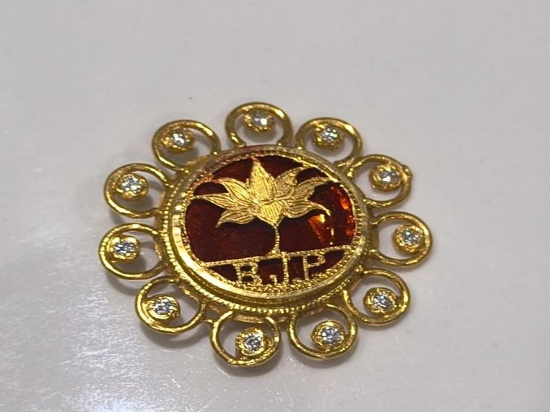 Thewa art goes global: Mandsaur artisan Rakesh Soni crafts special brooch for PM Modi