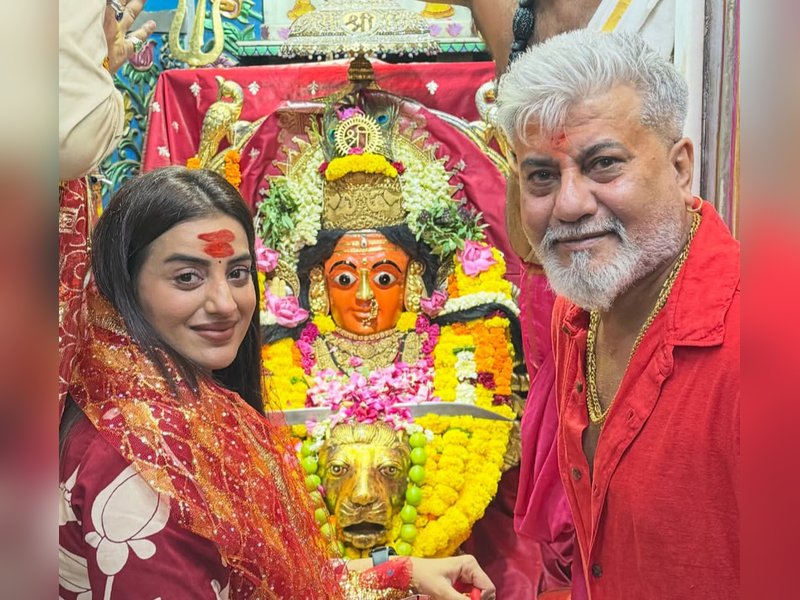 Akshara Singh seeks blessings at Siddhivinayak, Mumba Devi temples 