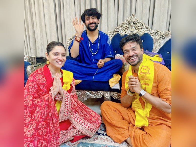 Ankita Lokhande, Vicky Jain seek blessings from Bageshwar Baba