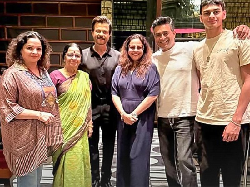 Anil Kapoor met R Madhavan & his family just before the Padma ceremony