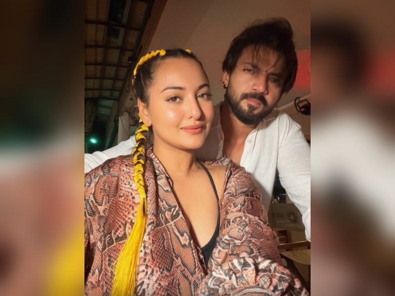 Sonakshi Sinha goes on dinner date with ‘Vasooli Bhai’