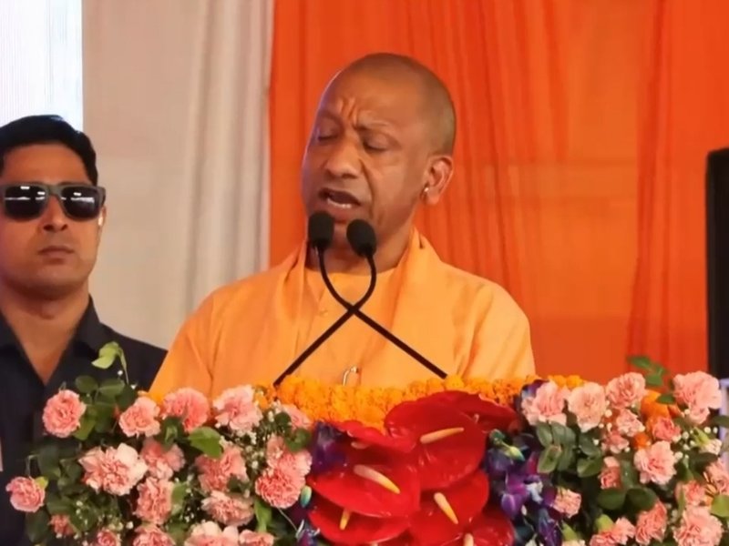 हाथरस में सीएम योगी का अखिलेश पर वार, कहा- 'एक बार रामलला के दर्शन कर लीजिए, सद्बुद्धि आ जाएगी' 