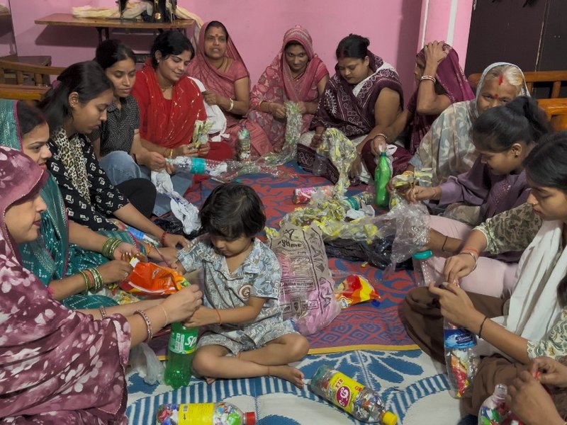 'मन की बात' में गूंजी ब्यावरा की पर्यावरण संरक्षण क्रांति, प्लास्टिक कचरे से महिलाएं बना रहीं उपयोगी वस्तुएं