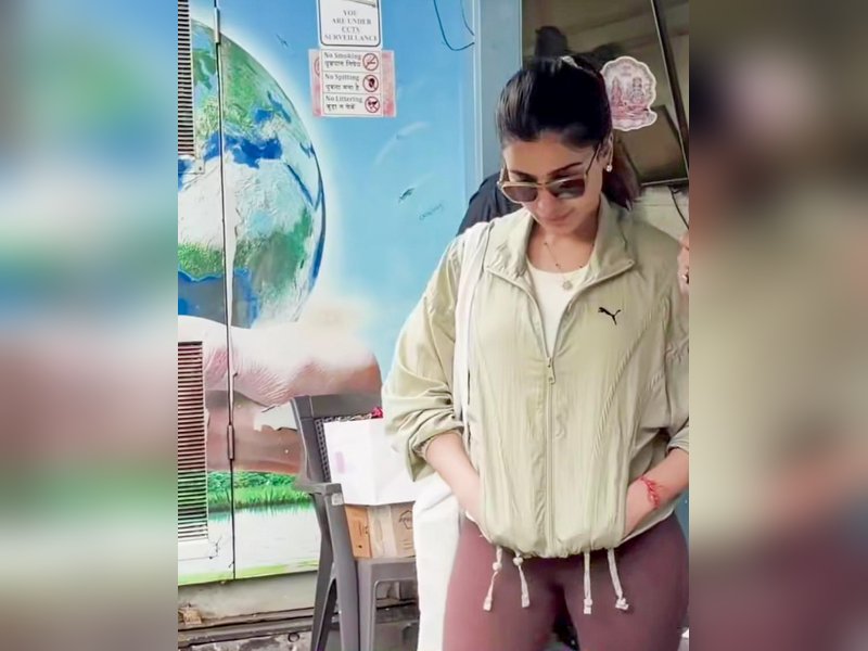 Mommy-to-be Samantha Ruth Prabhu avoids paparazzi, rushes into luxury car