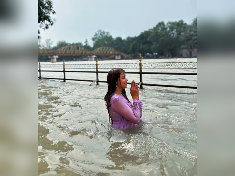 Genelia D'Souza takes a dip in the Ganga, says she 'remembered Navra' Riteish Deshmukh on 'Vat Purnima'