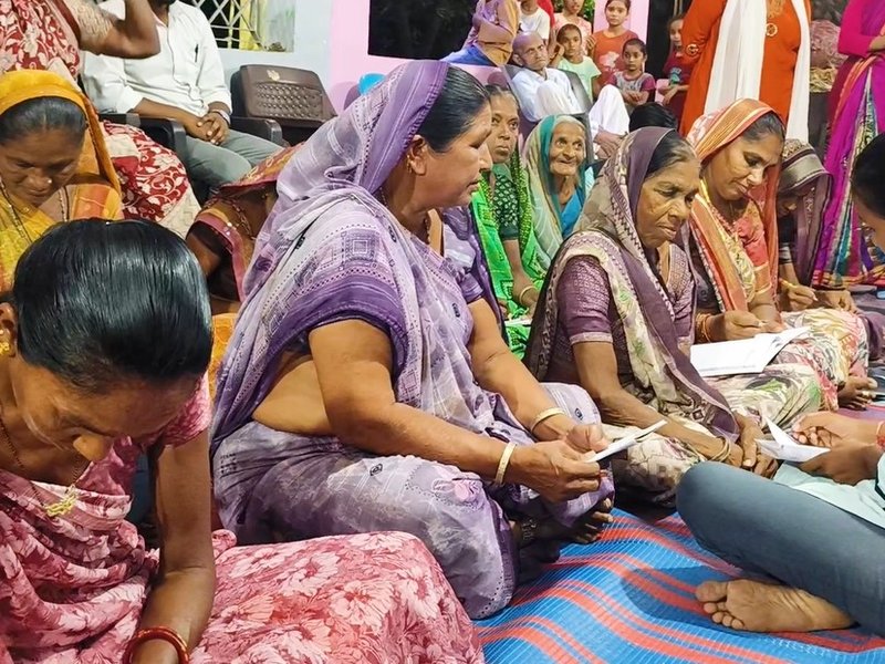 गुजरात: 'उल्लास नवभारत साक्षरता कार्यक्रम' से महिलाएं कर रहीं पढ़ाई, बोलीं- शिक्षा ने दिखाई नई राह  