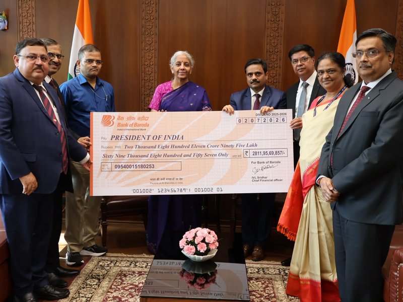 सार्वजनिक क्षेत्र के बैंकों ने वित्त वर्ष 2026 के लिए वित्त मंत्री को सौंपा 9,400 करोड़ रुपए से ज्यादा का डिविडेंड