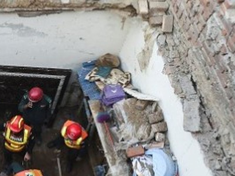 Pakistan: Rights body demands probe after Lahore tuition centre roof collapse kills 14 children