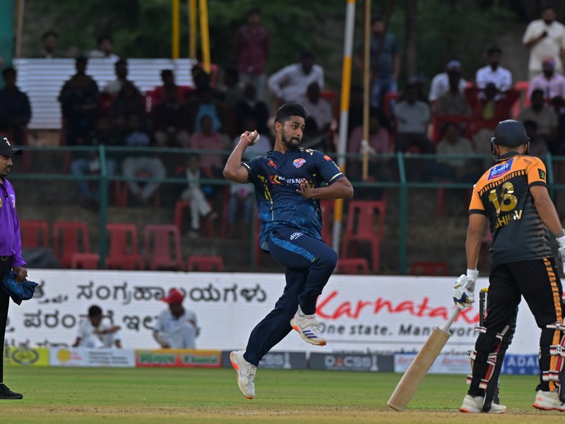 Bengaluru Blasters edge Hubli Tigers by two runs to strengthen playoff push in the Maharaja Trophy KSCA T20 Tournament in Hubballi on Wednesday. Photo credit: KSCA