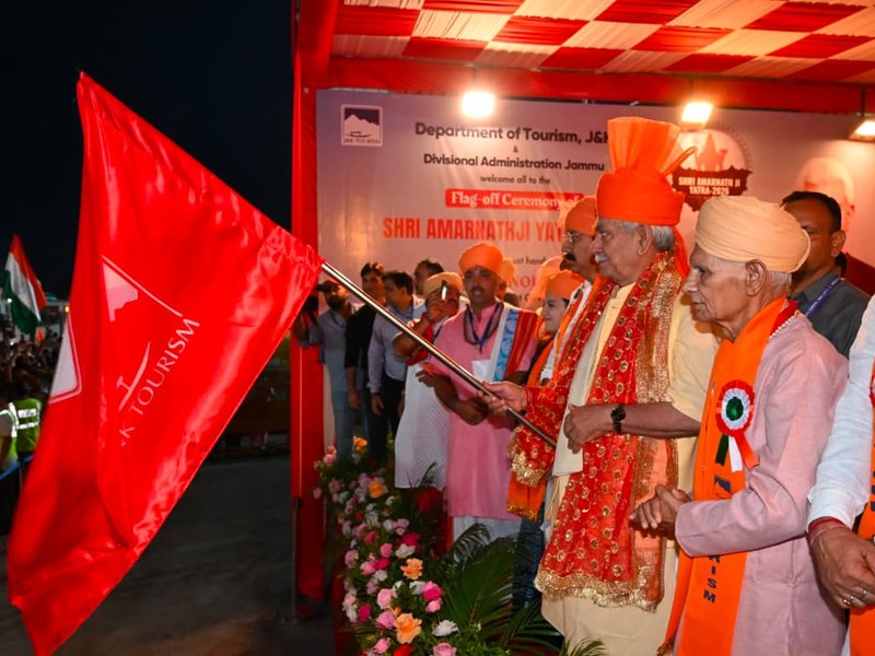 अमरनाथ यात्रा की औपचारिक शुरुआत, उपराज्यपाल ने जम्मू से पहले जत्थे को हरी झंडी दिखाकर किया रवाना