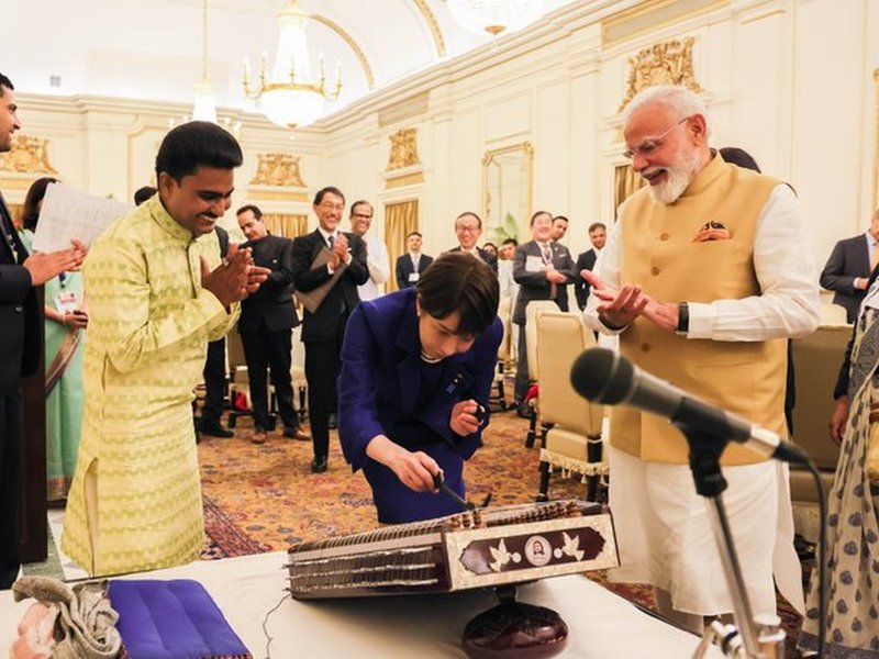 takaichi playing santoor