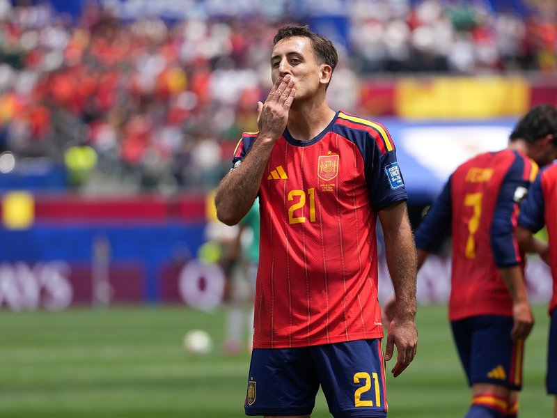 Attack gets headlines, but Spain's defense and record-breaker Simon are just as vital
