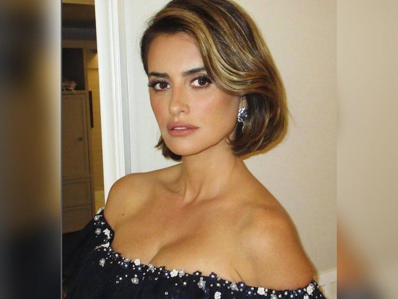 Penelope Cruz recollects her scary airplane encounter with Salma Hayek on Halloween