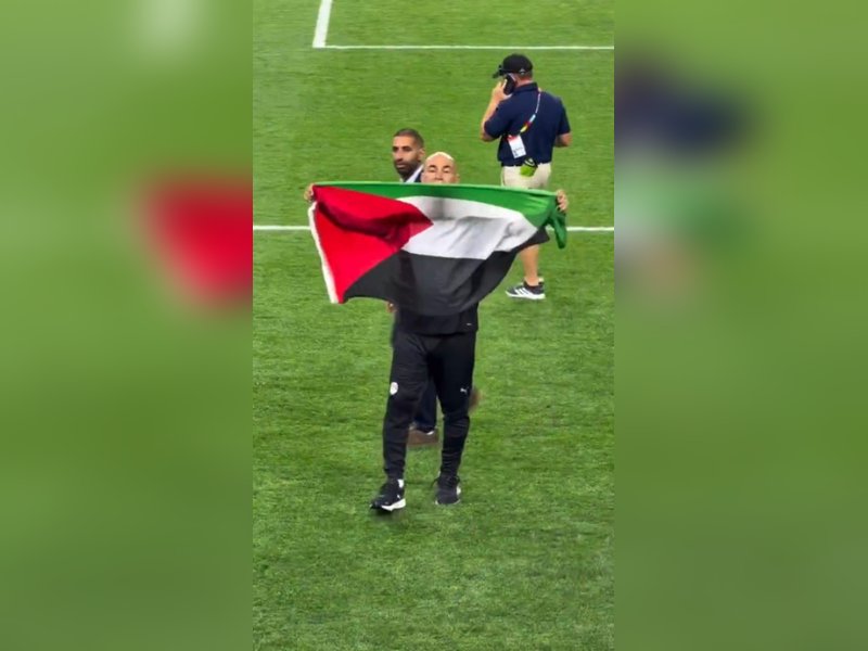 Egypt coach raises Palestinian flag after his side's first knockout win at a FIFA WC 