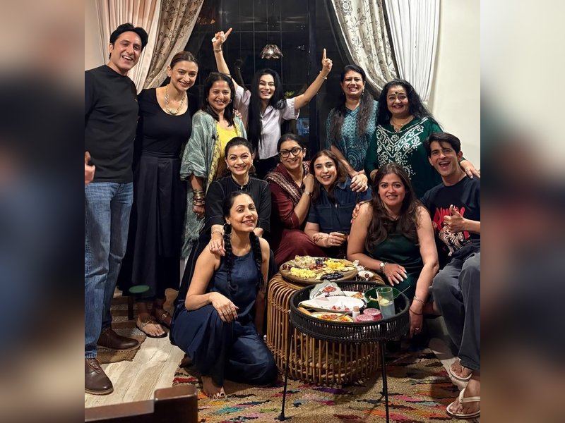 Smriti Irani & OG team of Kyunki Saas Bhi Kabhi Bahu Thi reunite as show turns 26